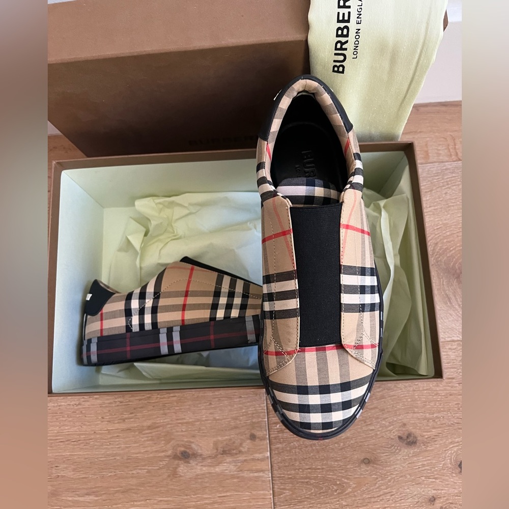 Used ones with box and shoe bag, model w/no laces and classic burberry Sizes:41